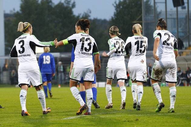 16.10.2013, VfL Stadion am Elsterweg, Wolfsburg, Frauenfussball Champions-League, Sechzehntelfinale, Rückspiel, VfL Wolfsburg (GER) vs Pärnu JK (EST), im Bild Zsanett Jakabfi (3, VfL Wolfsburg, li.) jubelt zusammen mit Nadine Kessler (13, VfL Wolfsburg) nach dem 5:0 für Wolfsburg, daneben Conny Pohlers (26, VfL Wolfsburg), Lyn Meyer (15, VfL Wolfsburg) und Jovana Damnjanovic (23, VfL Wolfsburg) GER, CL, VfL Wolfsburg (GER) vs Pärnu JK (EST)