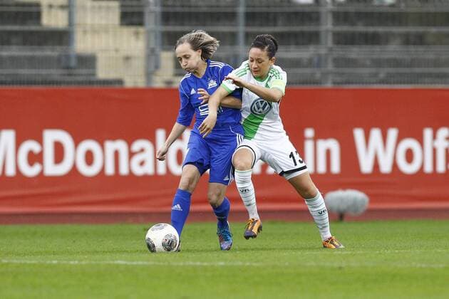 16.10.2013, VfL Stadion am Elsterweg, Wolfsburg, Frauenfussball Champions-League, Sechzehntelfinale, Rückspiel, VfL Wolfsburg (GER) vs Pärnu JK (EST), im Bild Anastassia Morkovkina (7, Pärnu JK, li.) im Zweikampf mit Nadine Kessler (13, VfL Wolfsburg) GER, CL, VfL Wolfsburg (GER) vs Pärnu JK (EST)