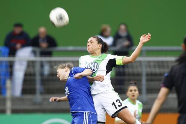 16.10.2013, VfL Stadion am Elsterweg, Wolfsburg, Frauenfussball Champions-League, Sechzehntelfinale, Rückspiel, VfL Wolfsburg (GER) vs Pärnu JK (EST), im Bild Kristina Bannikova (22, Pärnu JK, li.) im Kopfballduell mit Nadine Kessler (13, VfL Wolfsburg) GER, CL, VfL Wolfsburg (GER) vs Pärnu JK (EST)