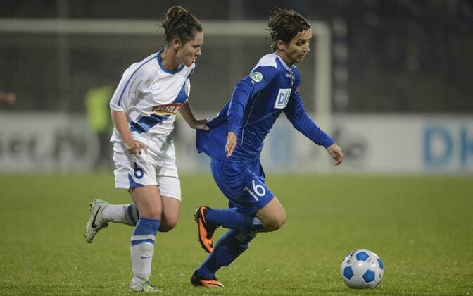 Angela Hummel-Smuczer (li., H) und Natasa Anonova (re., P), Turbine Potsdam (P) - MTK Hungaria FC (H), Fußball, UEFA Women - Champions League, Saison 2013 2014, Potsdam, 16.10.2013,