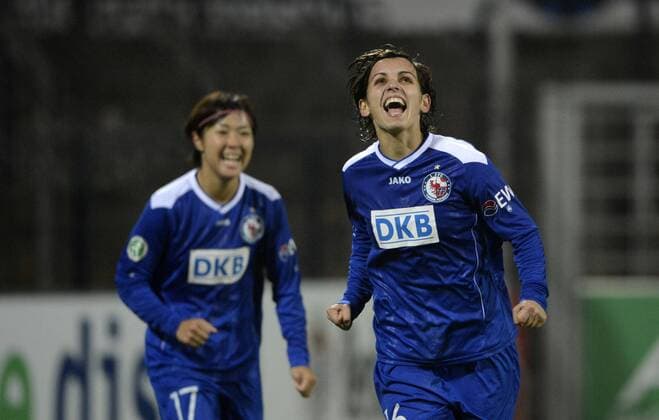 v.l.: Asano Nagasato, Natasa Andonova (Pot), Jubel 5:0, Turbine Potsdam (P) - MTK Hungaria FC (H), Fußball, UEFA Women - Champions League, Saison 2013 2014, Potsdam, 16.10.2013,