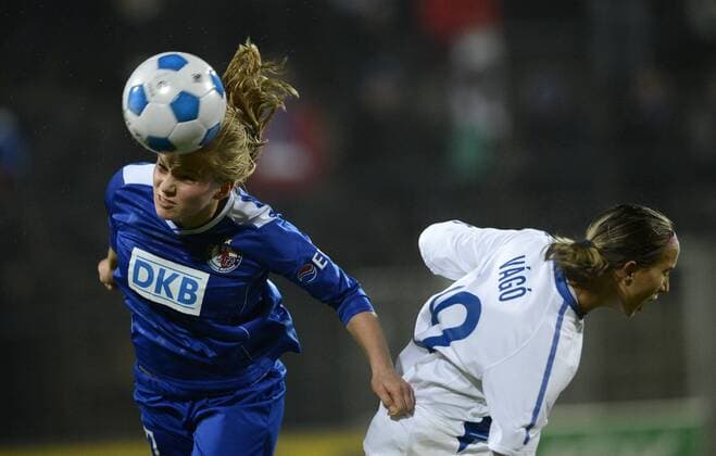 Tabea Kemme (li., P) und Fanni Vago (re., H), Turbine Potsdam (P) - MTK Hungaria FC (H), Fußball, UEFA Women - Champions League, Saison 2013 2014, Potsdam, 16.10.2013,