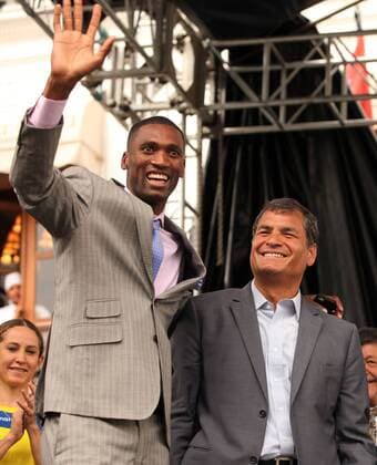 QUITO, Oct. 17, 2013 (Xinhua) -- President of Ecuador Rafael Correa (R) and player Alexander Dominguez pose during a ceremony to pay homage to players and managers of the national football team, qualified for the Brazil-2014 FIFA World Cup, in Quito on Oct. 17, 2013. (Xinhua Santiago Armas) (da) (py) (SP)ECUADOR-QUITO-SOCCER-CORREA 