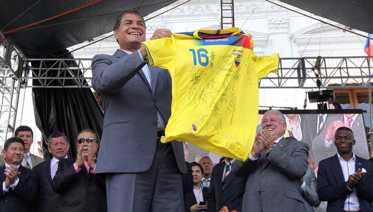 QUITO, Oct. 17, 2013 (Xinhua) -- President of Ecuador Rafael Correa (Front) shows a jersey, gifted by captain Antonio Valencia, during a ceremony to pay homage to players and managers of the national football team, qualified for the Brazil 2014 FIFA World Cup, in Quito on Oct. 17, 2013. (Xinhua Santiago Armas) (da) (py) (SP)ECUADOR-QUITO-SOCCER-CORREA 