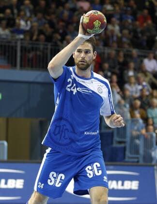 Gummersbach, Schwalbe Arena, 16.10.13: Gummersbachs Fredrik Larsson im Handballspiel der Handball Bundesliga zwischen VFL Gummersbach vs. SG Flensburg-Handewitt in der Saison 2013 2014.