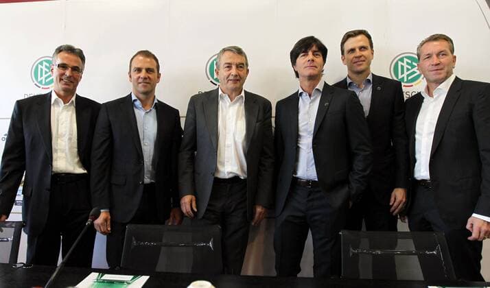DFB-Generalsekretär Helmut Sandrock, Hansi Flick, DFB Präsident Wolfgang Niersbach, Joachim Jogi Löw, Manager Oliver Bierhoff u. Torwarttrainer Andreas Köpke Deutscher, Fussball Bund, DFB Pressekonferenz Vertrags-Verlängerung Joachim Jogi Löw, 18.10.2013 EP_RRZ