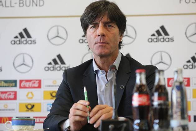 Bundestrainer Joachim Löw mit seinem Stift für die Vertragsunterschrift - Vertragsverlängerung von Bundestrainer Joachim Löw, DFB Zentrale