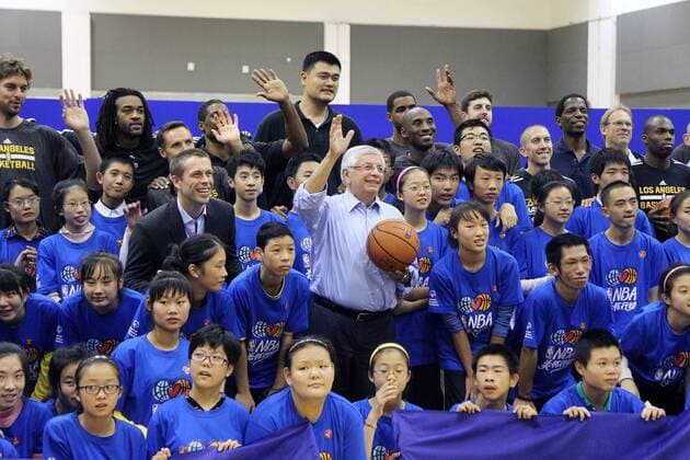 Retired Chinese basketball superstar Yao Ming, top center left, NBA Basketball Herren USA Commissioner David Stern, center in second front row, Kobe Bryant, top center right, and his teammates of Los Angeles Lakers pose with children during the NBA Basketball Herren USA Cares Basketball Clinic for Special Olympics athletes ahead of a 2013-2014 NBA Basketball Herren USA preseason game against Golden State Warriors in Shanghai, China, 17 October 2013. LA Lakers will compete against Golden State Warriors in their second NBA Basketball Herren USA preseason game in China on Friday in Shanghai. Yao Ming and LA Lakers stars promote NBA Basketball Herren USA Cares Basketball Clinic for Special Olympics athletes  pau897523_05