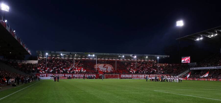 Einlauf der Mannschaften Team vor der Cottbusser Fankurve Aktion Spielszene FC Energie Cottbus zweite Bundesliga 18.10.2013 Fußball Fussball Stadion der Freundschaft Cottbus Herren DFL Saison 2013 2014