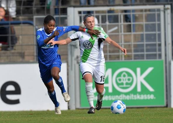Fussball, Frauen, Bundesliga, Saison 2013 2014, 1. FFC Turbine Potsdam - VfL Wolfsburg (6. Spieltag), v. l. Genoveva Anonma (Turbine Potsdam), Noelle Maritz (VfL Wolfsburg), 19.10. 2013,