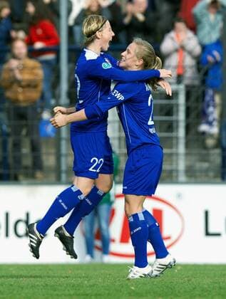 Fussball Frauen 1.Bundesliga 19.10.2013 Potsdam Karl Liebknecht Stadion 1 FFC Turbine Potsdam geg VfL Wolfsburg 1:1 vlnr Stefanie DRAWS 22 TurbPdm Tabea KEMME 21 TurbPdm Torjubel nach Vorlage zum 1:0