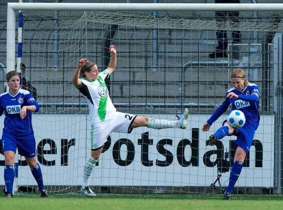 Fussball Frauen 1.Bundesliga 19.10.2013 Potsdam Karl Liebknecht Stadion 1 FFC Turbine Potsdam geg VfL Wolfsburg 1:1 vlnr Maren MJELDE 5 TurbPdm Martina MUELLER (Müller) 25 Vfl Stefanie DRAWS 22 TurbPdm rettet auf der Torlinie
