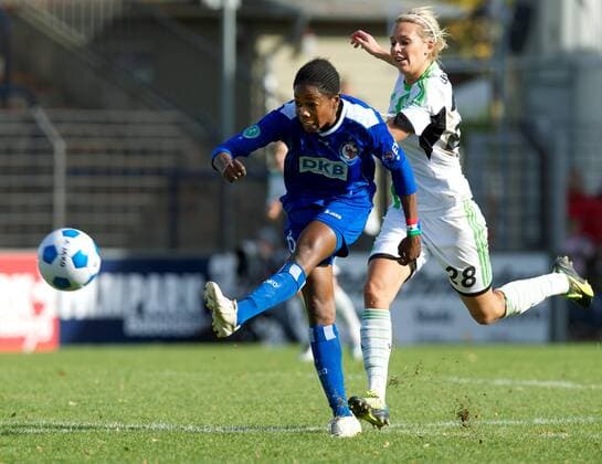Fussball Frauen 1.Bundesliga 19.10.2013 Potsdam Karl Liebknecht Stadion 1 FFC Turbine Potsdam geg VfL Wolfsburg 1:1 vlnr Genoveva ANONMA 6 TurbPdm geg Lena GÖSSLING (Goeßling) 28 Vfl