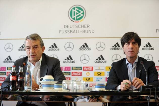DFB-Präsident Wolfgang Niersbach links und Bundestrainer Joachim Jogi Löw anläßlich einer Pressekonferenz am 18.10.2013 in Frankfurt am Main.
