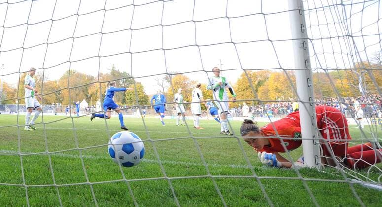 Fussball, Frauen, Bundesliga, Saison 2013 2014, 1. FFC Turbine Potsdam - VfL Wolfsburg (6. Spieltag), Torfrau Almuth Schult (VfL Wolfsburg) schaut dem Ball nach dem Tor zum 1:0 durch Pauline Bremer (Nr. 31, Turbine Potsdam), enttäuscht hinterher, 19.10. 2013,