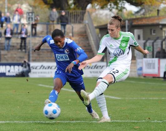 Fussball, Frauen, Bundesliga, Saison 2013 2014, 1. FFC Turbine Potsdam - VfL Wolfsburg (6. Spieltag), v. l. Genoveva Anonma (Turbine Potsdam), Verena Faißt (VfL Wolfsburg), 19.10. 2013,