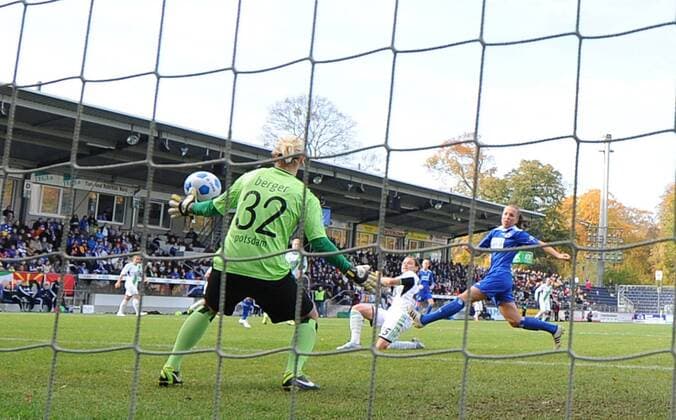 Fussball, Frauen, Bundesliga, Saison 2013 2014, 1. FFC Turbine Potsdam - VfL Wolfsburg (6. Spieltag), Martina Müller (M., VfL Wolfsburg) erzielt das Tor zum 1:1 gegen Torfrau Ann-Katrin Berger (Turbine Potsdam) , 19.10. 2013,