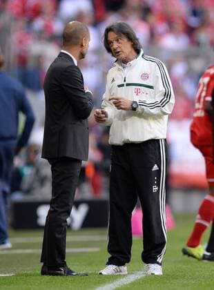 Fussball 1. Bundesliga Saison 2013 2014 9. Spieltag FC Bayern München - 1. FSV Mainz 19.10.2013 Mannschaftsarzt Hans-Wilhelm Mueller-Wohlfahrt (re, FC Bayern München) und Trainer Pep Guardiola (FC Bayern München) 