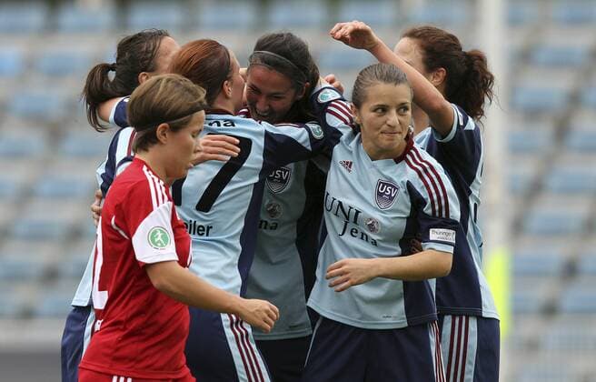 Fussball, 1. Frauen-Bundesliga, FF USV Jena vs. 1. FFC Frankfurt, Meike Weber (1. FFC Frankfurt) enttäuscht schauend, Enttäuschung, disappointed, Abby Erceg (FF USV Jena) mit Torjubel, celebrate the goal, goal celebration, Jubel über das Tor 1:0