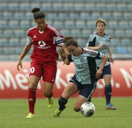 Fussball, 1. Frauen-Bundesliga, FF USV Jena vs. 1. FFC Frankfurt, Dzsenifer Marozsan (1. FFC Frankfurt), Julia Arnold (FF USV Jena), im Zweikampf, Duell, duel, tackle