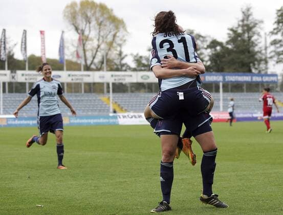 Fussball, 1. Frauen-Bundesliga, FF USV Jena vs. 1. FFC Frankfurt, Julia Arnold (FF USV Jena) mit Torjubel, celebrate the goal, goal celebration, Jubel über das Tor 2:0, Lisa Seiler (FF USV Jena)