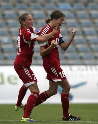 Fussball, 1. Frauen-Bundesliga, FF USV Jena vs. 1. FFC Frankfurt, Ana-Maria Crnogorcevic (1. FFC Frankfurt), Kerstin Garefrekes (1. FFC Frankfurt), mit Torjubel, celebrate the goal, goal celebration, Jubel über das Tor 2:3