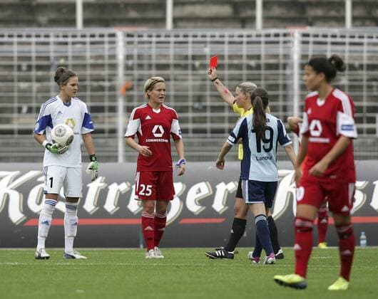 Fussball, 1. Frauen-Bundesliga, FF USV Jena vs. 1. FFC Frankfurt, Schiedsrichterin Ines Appelmann (Alzey) zeigt Desiree Schumann (1. FFC Frankfurt) rote Karte, Platzverweis, Feldverweis, red card, dismissal, sending-off