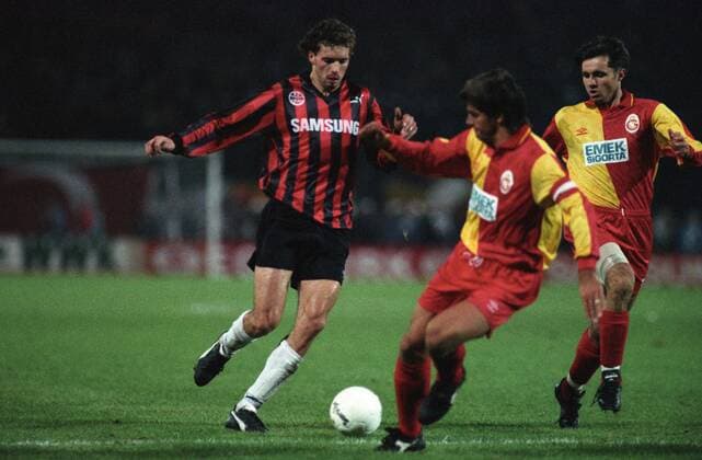 Ralf Weber (Eintracht Frankfurt, li.) im UEFA Cup Spiel gegen Galatasaray Istanbul