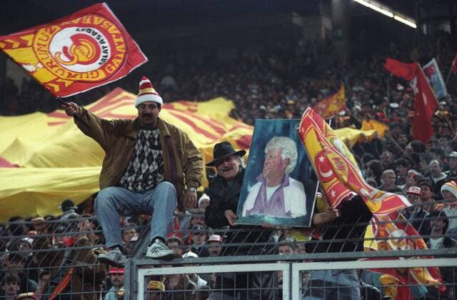 Fans von Galatasaray Istanbul mit Porträt von Trainer Karl Heinz -Kalli- Feldkamp
