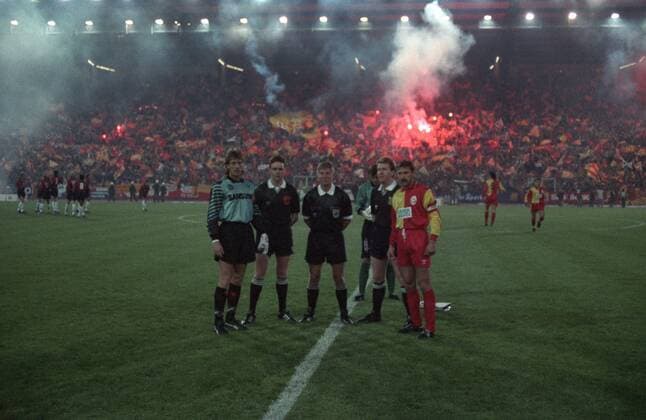Torwart Uli Stein (Eintracht Frankfurt) vor dem UEFA Cup Spiel gegen Galatasaray Istanbul u.a. neben FIFA Schiedsrichter Brian McGinlay Schottland, hi. bengalische Feuer im Fanblock von Galatasaray