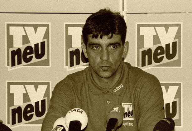 Fussball, 1. Bundesliga, Saison 1994 95, SG Dynamo Dresden - VfB Stuttgart, Samstag (06.05.1995), Rudolf - Harbig Stadion, Dresden. Dynamo Trainer Ralf Minge auf der Pressekonferenz. RM001