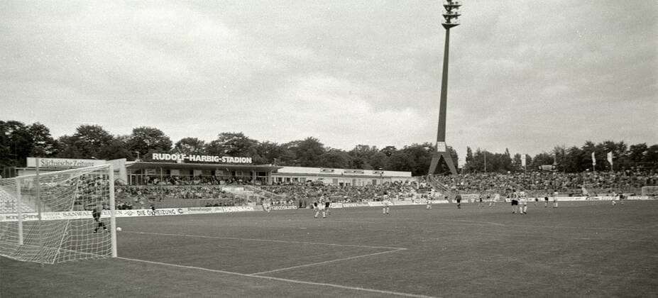 Fußball, Stadiongeschichte SG Dynamo Dresden Fussball, 1. Bundesliga, Saison 1994 95, SG Dynamo Dresden, Samstag (17.09.1994), Rudolf - Harbig Stadion, Dresden. Uebersicht. RM001