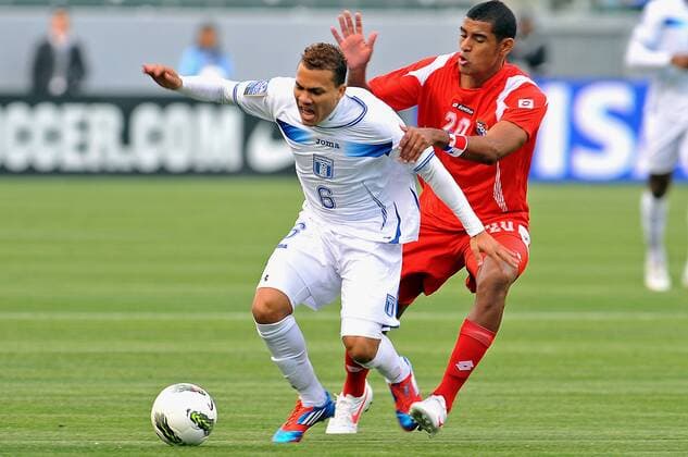CARSON, USA - MARCH 23: Arnold Peralta (L) of Honduras struggles for the ball with Anibal Godoy (R) of Panama during a match as part of the Concacaf Olympic pre at Home Depot Center Stadium on march 23, 2012 in Carson, USA. (Photo by Steve Lopez Jam Media) CARSON, ESTADOS UNIDOS - MARZO 23: 