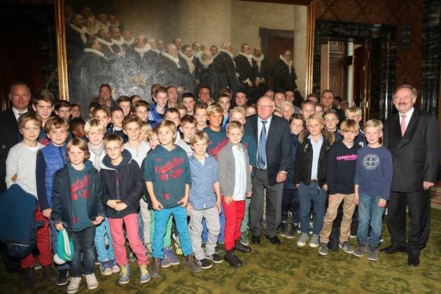 Michael Neumann, Uwe Seeler, Dirk Fischer und Vertreter der Sportvereine Sport-Club Nienstedten von 1907 e. V. und der Rahlstedter Sport-Club von 1905 e. V. bei der Verleihung vom Uwe-Seeler-Preis 2013 im Rathaus. Hamburg, 22.10.2013 Foto:xgbrcix xFuturexImage