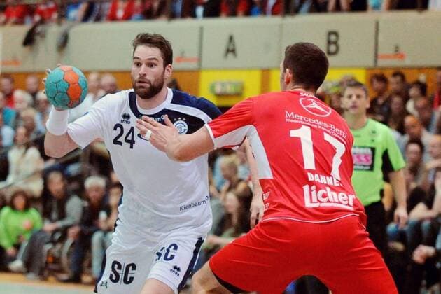 Fredrik Larsson (VfL Gummersbach) (am Ball) gegen Felix Danner (MT Melsungen),Aktion, Action Handball --- DHB Pokal --- MT Melsungen vs VfL Gummersbach --- 23.10.2013 EP_rsl