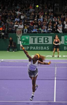 (131024) -- ISTANBUL, Oct. 23, 2013 (Xinhua) -- Serena Williams of the U.S. hits a return during their WTA Tennis Damen tennis championships match at Sinan Erdem Dome in Istanbul, October 23, 2013. Serena Williams won the match 2-0. (Xinhua Lu Zhe) (SP)TURKEY-ISTANBUL-TENNIS-WTA CHAMPIONSHIP 