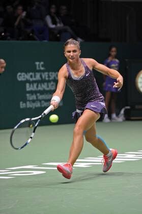 (131024) -- ISTANBUL, Oct. 23, 2013 (Xinhua) -- Sara Errani of Italy during their WTA Tennis Damen tennis championships match at Sinan Erdem Dome in Istanbul, October 23, 2013. Li Na won the match 2-0. (Xinhua Lu Zhe) (SP)TURKEY-ISTANBUL-TENNIS-WTA CHAMPIONSHIP 