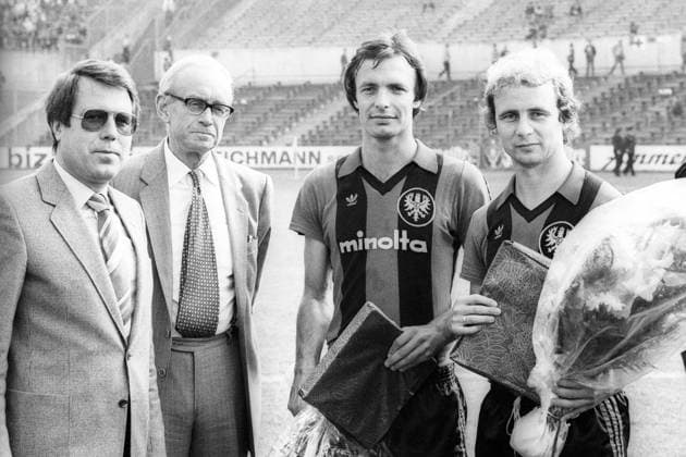 Eintracht Frankfurt - Karl Heinz Körbel (2.v.re.) und Bernd Hölzenbein werden geehrt, 2.v.li. Präsident Achaz von Thümen