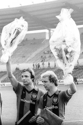 Eintracht Frankfurt - Karl Heinz Körbel (li.) und Bernd Hölzenbein werden geehrt