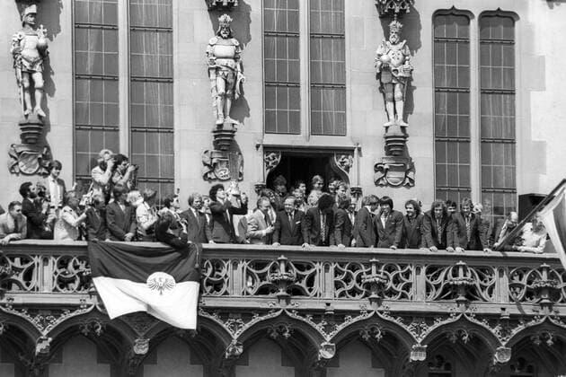 Eintracht Frankfurt feiert den UEFA Cup Sieg 1979 1980, Bruno Pezzey präsentiert die Trophäe