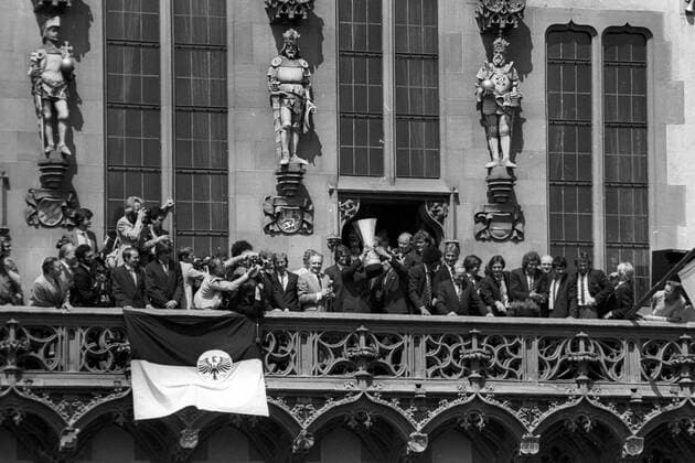 Eintracht Frankfurt feiert den UEFA Cup Sieg 1979 1980, Bum Kun Cha präsentiert die Trophäe