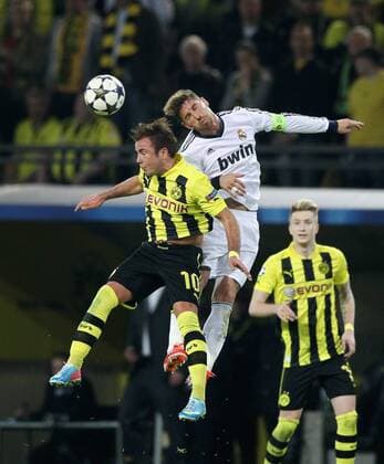 Mittwoch 24.04.2013, Fussball UEFA Champions League Saison 12 13 Halbfinale hinspiel in Dortmund, BV Borussia Dortmund - Real Madrid CF, Mario Goetze (BVB) gegen Sergio Ramos (Real Madrid) DeFodi001