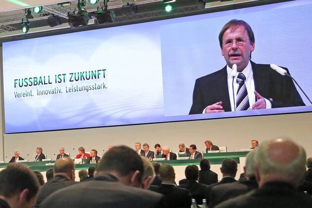 Rainer Koch führt die Delegierten durch die Abstimmungen - 41. ordentlicher DFB-Bundestag, NCC Nürnberg