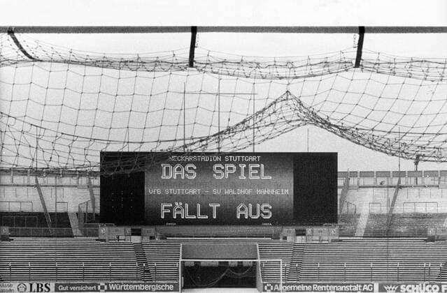 Fußball, Stadiongeschichte VfB Stuttgart Das Spiel VfB Stuttgart gegen den SV Waldhof Mannheim fällt aus - Die Anzeigetafel im Neckarstadion Stuttgart verkündet die Spielabsage