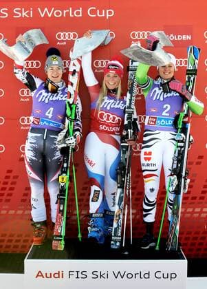 SKI ALPIN - FIS WC Sölden, RTL, Damen SÖLDEN,AUSTRIA,26.OKT.13 - SKI ALPIN - FIS Weltcup Auftakt, Rettenbachferner, Riesentorlauf der Damen, Siegerehrung. Bild zeigt den Jubel von Kathrin Zettel (AUT), Lara Gut (SUI) und Viktoria Rebensburg (GER). Keyword: Trophäe. 