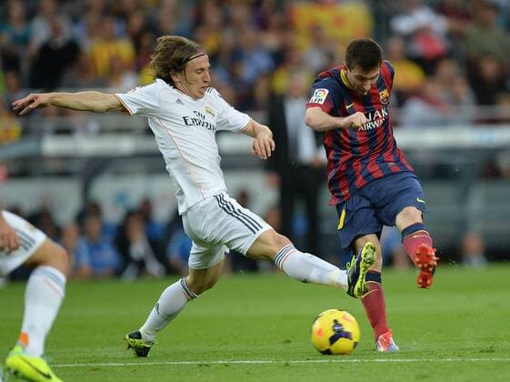 FUSSBALL INTERNATIONAL PRIMERA DIVISION SAISON 2013 2014 10. Spieltag El Clasico FC Barcelona - Real Madrid 26.10.2013 Lionel Messi (re, Barca) gegen Luka Modric (Real Madrid) 