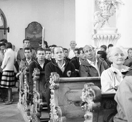 DFB Lehrgang in München Grünwald, 1957, Ausflug nach Tirol,-- Sepp Herberger mit Helmut Schön und Georg Gawliczek in der Wieskirche in Steingarden