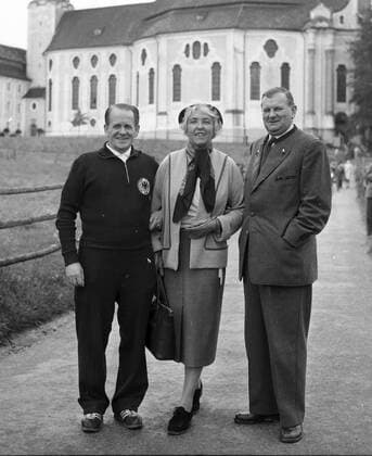 DFB Lehrgang in München Grünwald, 1957, Ausflug nach Tirol,-- Sepp Herberger mit Hans Huber (DFB) und dessen Gattin vor der Wieskirche in Steingarden