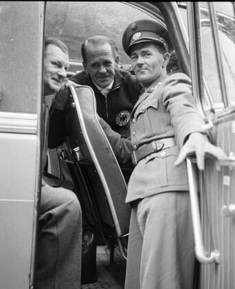 DFB Lehrgang in München Grünwald, 1957, Ausflug nach Tirol,-- Sepp Herberger mit Hans Huber (DFB) und einen Zollbeamten
