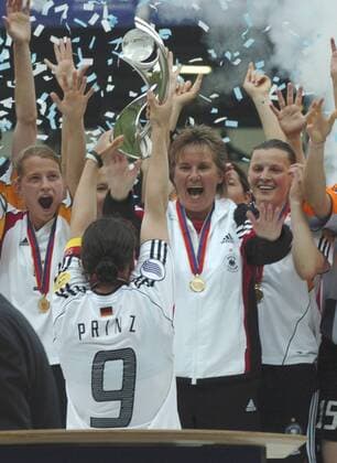 Siegerehrung, Birgit PRINZ (GER) zeigt den Pokal der jubelnden Mannschaft, re. Trainerin Tina THEUNE-MEYER Finale Deutschland - Norwegen 3:1, am 19.06.2005 Fussball EURO 2005 , Europameisterschaft der Frauen vom 05.06. - 19.06.2005 in England